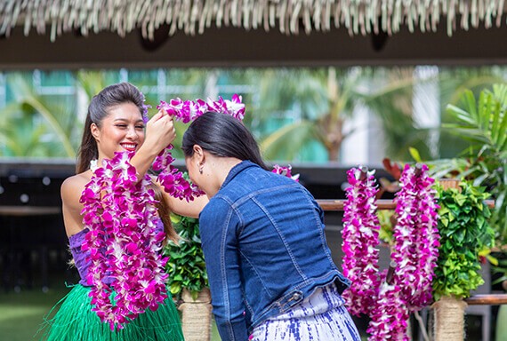 VIP-Waikiki-Luau-Buffet-Show-01 vip guest receiving lei